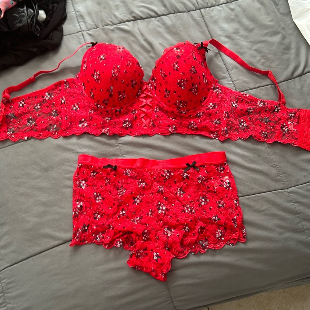 Kiss & Tell Intimates, red lace bra and underwear set, 42C 2xl